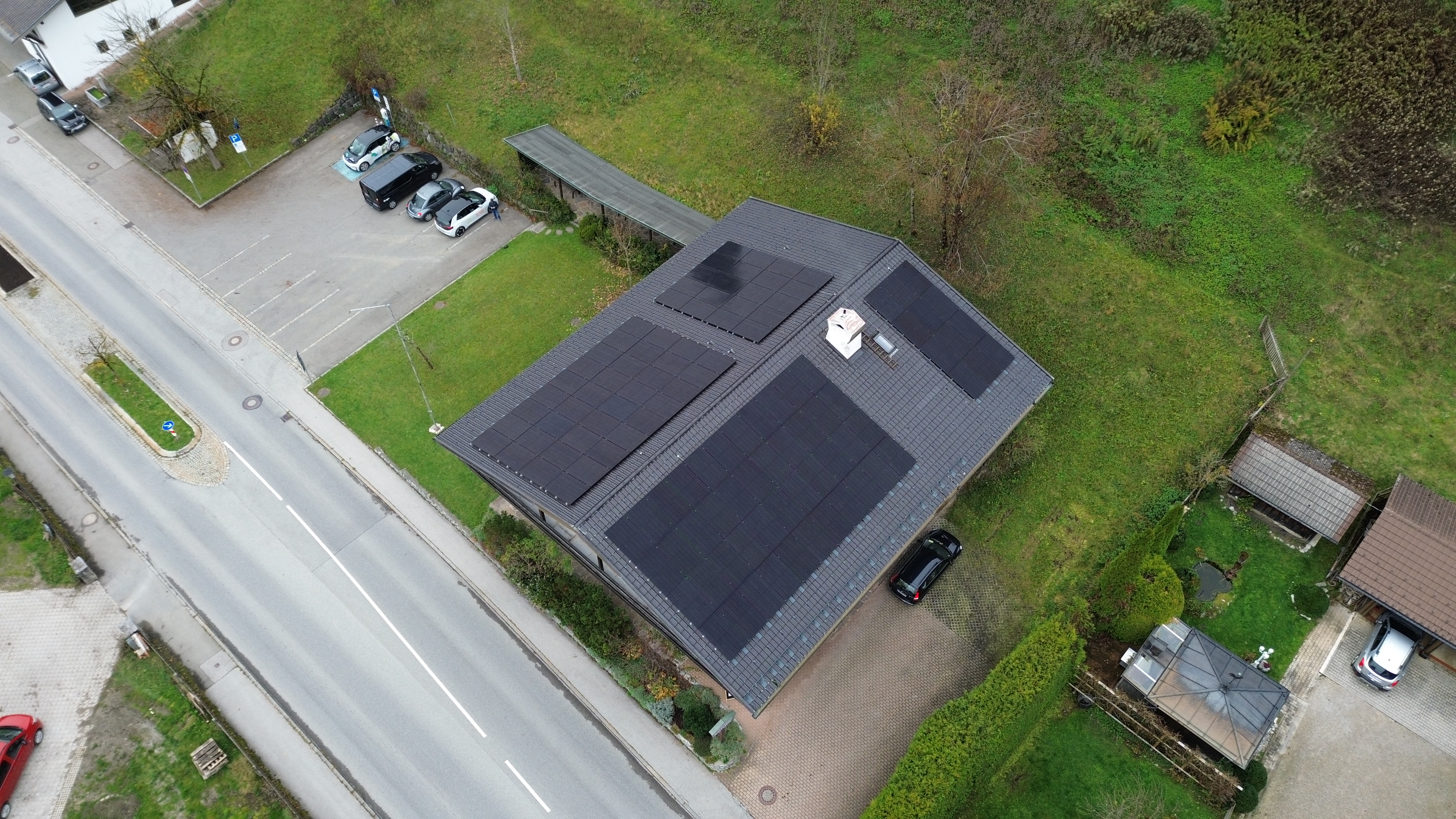 Photovoltaikanlage auf einem Hausdach.